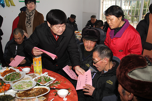 县慈善总会为敬老院老人发...